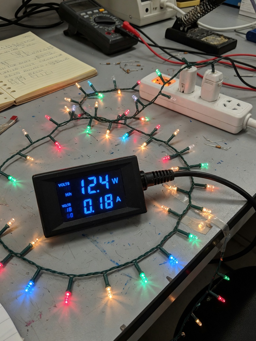 裝飾燈串 LED 與白熾米泡的每顆功率差距與整季電費估算示意